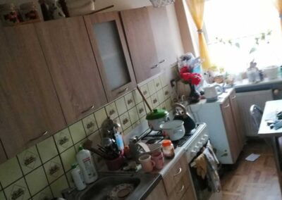 Śmieci i brudne naczynia w kuchni klienta firmy sprzatającej Arsen