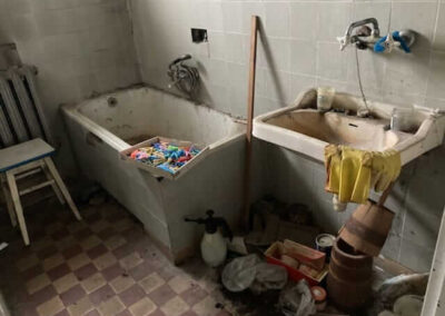 Brudna, zaśmiecona łazienka przed skorzystaniem z usług firmy sprzątającej Arsen