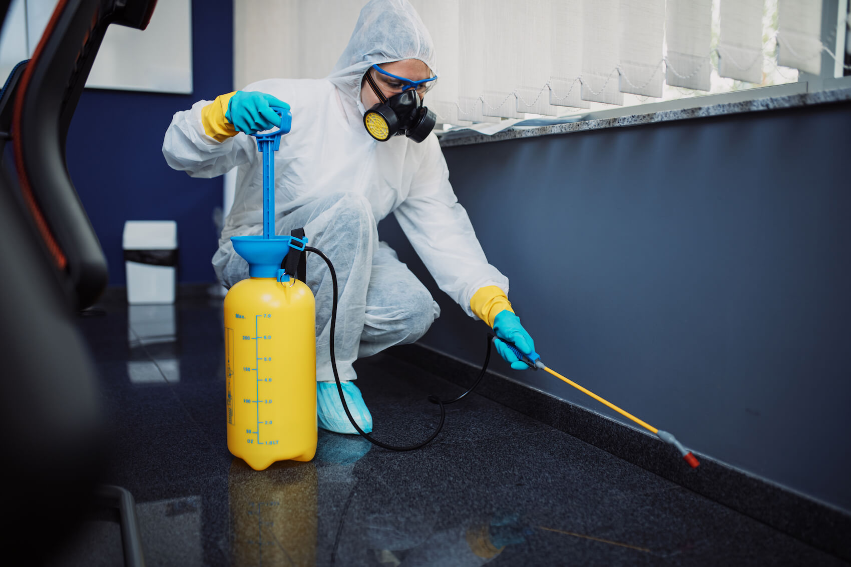 Specjalnie przygotowany pracownik sprząta pomieszczenie za pomocą specjalistycznych środków i urządzeń w bezpieczny sposób.