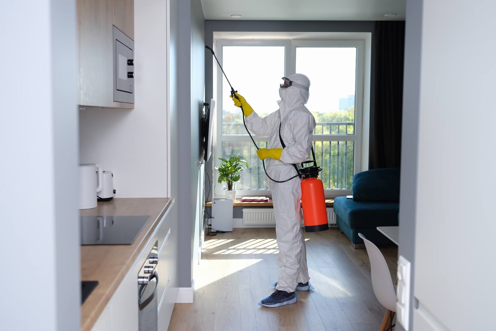 pracownik Arsen sprzątający mieszkanie po zgonie